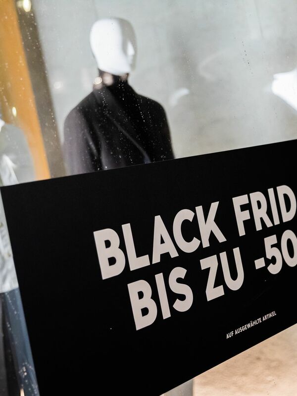 Zum Black Friday locken Händler die Kunden wieder mit Schnäppchen.