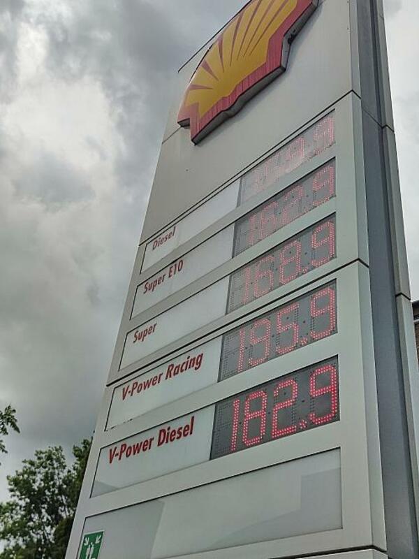 Die Spritpreise in Deutschland sind Ende Juli im Wochenvergleich leicht gesunken.