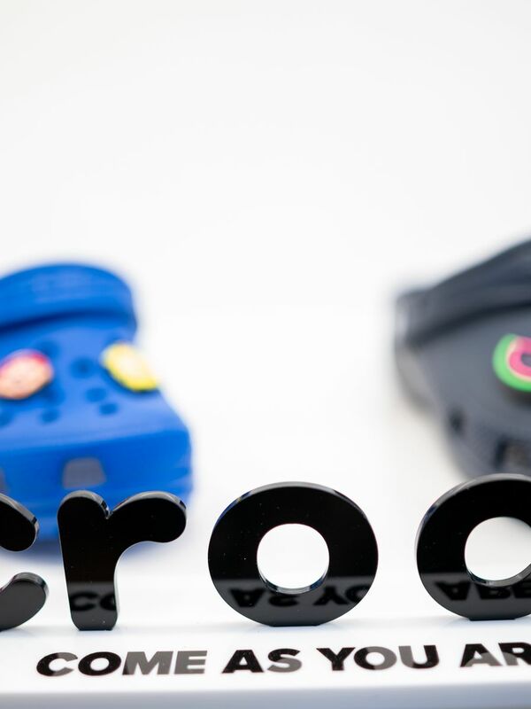 Die Macher der Crocs-Gummischuhe sehen die Kauflust der US-Verbraucher schwinden und leiden unter Donald Trumps Importzöllen.
